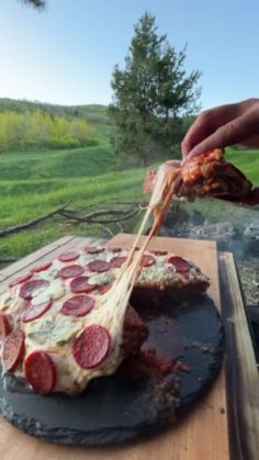 cooking_meat on Instagram: #Repost steak pizza 🍕 🥩 Follow @cooking_meat (us) for more 🎥:@coolina_usa #steak #steaks #beef #bbq #barbecue #food #ribs #carne #brisket… Barbecue Food, Steak Pizza, Bbq Pizza, Pizza Night, Wood Fired Pizza, Green Eggs, Cooking Meat, Instagram Repost, Cheese Pizza