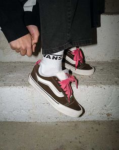 Vans Outfit Men, Cool Vans Shoes, Estilo Vans, Vans Aesthetic, Brown Vans, 90s Shoes, Pretty Sneakers, Vans Outfit, Dr Shoes