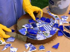 How to Make Mosaic Garden Projects Mosaic Stepping Stone, Stepping Stones Diy, Concrete Stepping Stones, Mosaic Stepping Stones, Mosaic Garden Art, Mosaic Art Projects, Garden Stepping Stones, Garden Steps, Mosaic Stained