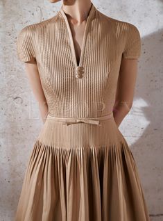 Minimalist V-Neck Big Hem Pleated Midi Dresses Classy Midi Dress, Long Pleated Dress, Dorothy Dandridge, Summer Midi Dress, Mode Chanel, Mean Blvd, Mode Casual, فستان سهرة, Vestidos Vintage