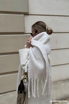 Miracle Fuzzy Scarf This product has been hand-picked by Storets' stylists. White Scarf Outfit, Winter Mode Outfits, Fuzzy Scarf, Skandinavian Fashion, Chunky Scarves, Cold Outfits, Mode Casual, Mode Inspo