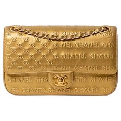 Borsa firmata Chanel, modello 2.55 Paris- Dallas, realizzata in pelle liscia nella colorazione oro con hardware dorati. Dotata di una patta frontale con chiusura a girello e logo CC, internamente rivestita in pelle tono su tono con presenza di diverse tasche, abbastanza capiente. Munira di una tracolla scorrevole in pelle e catena intrecciata, per indossare la borsa a spalla o a tracolla. Presenta su tutta la parte frontale il logo del brand inciso nella pelle. Completa di card e dustbag origina Dior New Look, Sportswear Store, Hermes Kelly 25, Vintage Chanel Bag, Chanel Suit, Hermes Kelly Bag, Chanel Flap Bag, Chanel Shoulder Bag, Kelly Bag