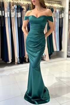 Be the center of attention in this beautiful simple long dark green off-the-shoulder mermaid sleeveless evening dress. The elegant design and figure-flattering silhouette make this gown a perfect choice for your next formal event. Sweetheart Prom Dress, Mermaid Style, Short Bridesmaid Dresses, Satin Prom Dress, Backless Wedding Dress, Mermaid Fashion, Long Bridesmaid Dresses, Wedding Dress Long Sleeve, Mermaid Dresses