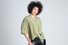 Green silk shirt with boho chic flowers, One size. Ideal for a casual look or for a more formal look, combine as you need. It is a very versatile garment and suits all bodies. The shirt has buttons and half sleeves that adjust according to your style. The pattern is a classic that is always present. These types of shirts are a basic that you must have. It is a piece made by hand and tailored, so that you feel ideal wherever you go. The fabric of this shirt is very light and can be machine washed Relaxed Fit Floral Print Button-up Blouse, Chic Green Printed Shirt, Spring Blouse With Blouson Sleeves And Relaxed Fit, Versatile Collared Shirt For Spring, Trendy Collared Spring Blouse, Spring Rayon Blouse With Blouson Sleeves, Spring Bohemian Button-up Shirt, Summer Button-up Tops With Blouson Sleeves, Relaxed Fit Rayon Shirt For Spring