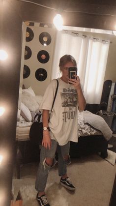 Oversized band t baggy jeans Black old schools Vintage outfit Band Shirt Outfits, Band Tee Outfits, Outfit Oversize, Oversized Outfit, Baggy Clothes, Vintage Outfit