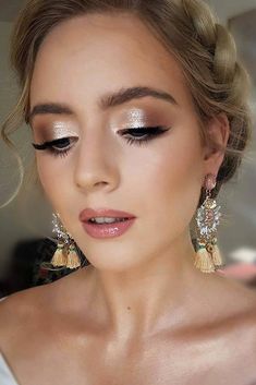 Make Up For Wedding Bride, Makeup Looks Wedding Bridesmaid, Bridesmaid Makeup Gold Natural, Wedding Makeup Looks For Bridesmaids, Gold Makeup Wedding Looks, Bridesmaid Makeup Gold Dress, Bridal Makeup With Glitter, Nye Wedding Makeup, Wedding Boho Makeup