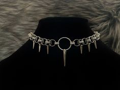 14, 16, or 18 inch total length (clasp + chain + o ring) helm choker! Features one large spike charm and 6 small spike charms. Chainmail and o ring are aluminum and stainless steel and charms are silver plated Clasp is stainless steel. *now comes with a 1 inch handmade stainless steel extension chain* 14 inch choker is adjustable up to 15 inches. 16 inch choker is adjustable up to 17 inches. 18 inch choker is adjustable up to 19 inches. Necklace is on a hand stamped/ hand drawn backing and come Fantasy Choker, Chainmail Choker, Chainmaille Jewelry Patterns, Spike Choker, Spiked Choker, Gothic Jewelry Diy, Steel Extension, Chainmail Necklace, Punk Necklace