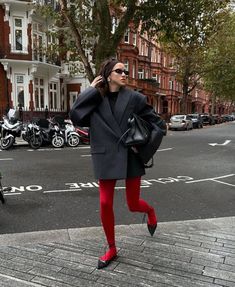 Red Tights Outfit, Stile Kylie Jenner, Red Tights, Sock Outfits, Looks Street Style, Tights Outfit, Red Outfit, 가을 패션, Mode Vintage