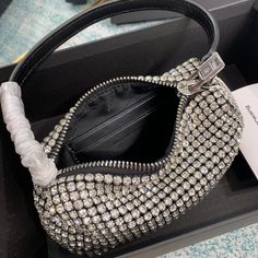 The gorgeous Alexander Wang⃝ diamond square bag ؔʶ̷ ˡ̲̮ ؔʶ̷✧
The imported diamond mesh interior has a shiny sheepskin exterior, and the blingbling effect under the night light is very eye-catching. It has a high turnaround rate and will be praised by people wherever you put it.˃̶͈̀௰˂̶͈́
And the bag is surprisingly easy to match, whether it is girly man style, daily casual style, or sexy street style, everything is just right with this bag ~ square bag
A must-have item that combines versatility, handsomeness and practicality •̀ᴗ-✧
Size: 16×11×7cm Luxury Handheld Shoulder Bag For Night Out, Luxury Top Handle Evening Bag For Night Out, Luxury Handheld Bag For Night Out, High-end Square Shoulder Bag For Party, Luxury Rhinestone Bags For Night Out, Luxury Handheld Evening Bag For Night Out, Designer Square Evening Bag For Party, Designer Silver Shoulder Bag With Rhinestones, Luxury Rhinestone Bags For Shopping