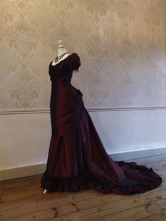 Vicotiran Dress, Black And Red Victorian Dresses, Dark Red Vampire Dress, Bustle Dress Victorian, Vampire Dresses Aesthetic, Dark Victorian Dress, Vampire Dress Aesthetic, Victorian Red Dress, Red Vampire Dress