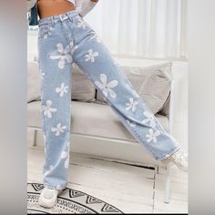 Never Worn Light Wash Floral Print Straight Leg Jeans. Magical Fashion, Cute Dress Outfits, Cute Pants, Cute Preppy Outfits, Cute Jeans, Summer Feeling, Simple Trendy Outfits, Really Cute Outfits, Cute Simple Outfits