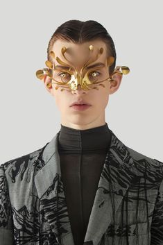 (1) Itens salvos / Twitter Metal Masquerade Mask, James Merry, Futuristic Jewelry, Latest Sunglasses, Face Jewellery, Gentle Monster, Futuristic Fashion, High Fantasy, Festival Looks