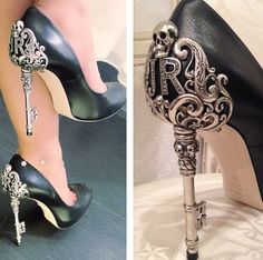 John Richmond skull key goth sculpted heels I should have bought these when I went to Capri Italy Moda Steampunk, Steampunk Shoes, Mode Steampunk, Mode Shoes, Estilo Hippie, Shoes Photo, Gothic Steampunk, John Richmond