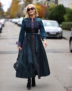 Herbstliche Outfit-Inspirationen für jeden Tag - 7 verschiedene Looks | Lieblingsstil Outfit Elegantes, 90s Fashion Outfits, Stylish Clothes For Women, Black Shirt Dress, Classic Outfits, Work Fashion, Sewing Dresses, Designer Outfits Woman, 90s Fashion