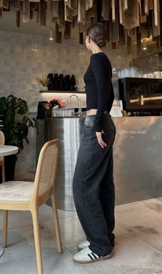 Looks Adidas, Build A Capsule Wardrobe, Adidas Samba Outfit, Samba Outfit, Skandinavian Fashion, Uni Outfits, Scandinavian Fashion, Elegante Casual, Looks Street Style