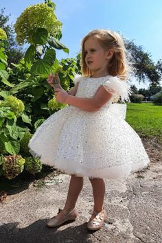 Cap Sleeves Tulle Sequins Flower Girl Dress Crew Neck Beadings Girl Party Dress Ball Gown with Bow - White / 4 Y - Prom Dresses Baby Sparkly Dress, Sequin Flower Girl Dress, Luxurious Dress, Girls Birthday Party Dress, Girls Ball Gown, Cake Dress, Girls White Dress, White Flower Girl Dresses, Tulle Flower Girl