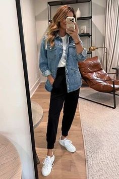 Jogger Pants Outfit Business Casual, Sports Work Outfit, How To Style Black Sneakers Women, Sports Mom Outfits Fall, Black Pants White Sneakers Outfit, Black Pants Fall Outfit, Black Pants Casual Outfit, Cute Comfy Airport Outfits, Business Casual With Sneakers