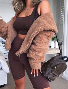 Follow @SlayinQueens for more poppin pins ❤️⚡️✨ Brown Athleisure, Coat Crop Top, Estilo Kylie Jenner, Teddy Coat, Look Vintage, Swag Outfits, Ladies Dress Design