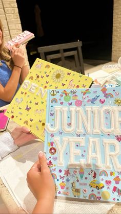 Senior Year Memories Book, Books With Aesthetic Covers, Jr Year Highschool, Freshman Scrapbook Cover, High School Scrapbook Cover, Beautiful Scrapbook Ideas, Freshman Year Scrapbook Ideas Cover, Junior Year Box Ideas, Scrap Book Cover Ideas Kids