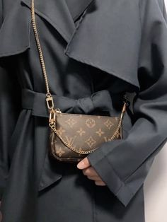 Designer Small Bags, Luis Vuitton Pochette, Mini Bag Aesthetic, Small Lv Bag, Lv Small Bag, Louis Vuitton Mini, Crossbody Designer Bag, Louis Vuitton Aesthetic Outfit