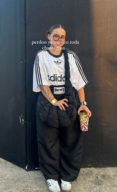 @ana.crisko 30.03.24 Adidas T Shirt Outfit, Street Fashion 2024, Adidas Tshirt Outfit, Jersey Street Style, Demure Outfit, Sportwear Outfit, Jersey Outfits, Looks Adidas, Street Style Outfits Casual