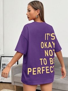 Púrpura Casual Collar Meia manga Tecido de malha Slogan  Embellished Elasticidade Baixa Verão Yellow Words, Oversize Tshirt Outfits, Streetwear Tshirt Design, Aesthetic Streetwear, Drop Shoulder Tee, T Shirt Oversize, Streetwear Tshirt, Tshirt Outfits, Oversized Tee