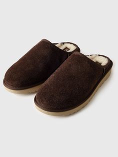 DESCRIPTION:These luxurious slippers feature a textured suede upper and a soft wool-blend lining providing exceptional comfort, while the lightweight EVA outsole ensures durability. FEATURES:Round ToeSuede Upper17mm UGGplush™ Lining10mm Sheepskin InsoleEVA Outsole Winter Brown Slippers With Suede Lining, Classic Suede Slippers With Cushioned Footbed, Comfortable Suede Slippers With Textured Sole, Classic Brown Slippers With Suede Lining, Winter Leather Slippers With Textured Sole, Classic Winter Slippers With Suede Lining, Brown Suede Slippers With Cushioned Footbed, Brown Winter Slippers With Textured Footbed, Suede Slippers With Textured Sole