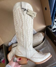 Blingy Cowgirl Boots, Ariat Pearl Boots, White Jeans Country Outfit, Cowgirl Bridal Boots, Country Western Wedding Boots, Weatern Wedding Boots, Ariat Wedding Boots, Jean Shorts With White Cowboy Boots