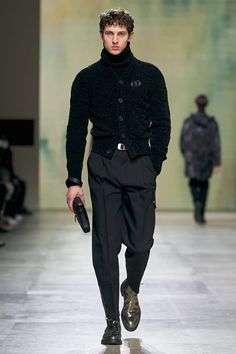 Hermès Fall 2022 Menswear Fashion Show | Vogue Couples Clothes, High Fashion Men, Vogue Men, Menswear Runway, Nct Johnny, Men Fashion Casual Outfits, Mens Fall