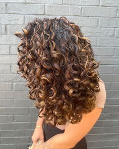 Caramel Highlights Curly Hair Combo Is Trending And These 25 Examples Prove Why Shoulder Length Curly Hair With Highlights, Caramel Curly Hair Highlights, Honey Highlights Curly Hair, Caramel Highlights Curly, Curly Hairstyles With Highlights, Carmel Highlights On Black Curly Hair, Curly Caramel Highlights, Highlights On Brown Curly Hair, Brown To Blonde Ombre Curly Hair