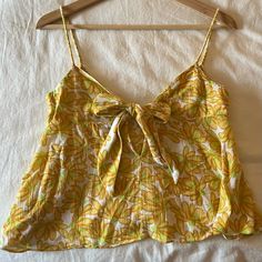 - Never Worn - Perfect Condition - Size S - Super Cute - Cropped Fit Floral Top, Zara Tops, Green Yellow, Floral Tops, Super Cute, Zara, Womens Tops, Crop Tops, Yellow