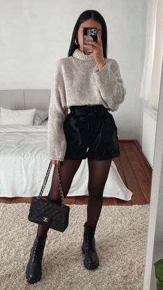 Leder Shorts Outfit, Leather Shorts Outfit, Lederhosen Outfit, Black Leather Shorts, Cold Outfits, Stylish Sweaters, Trendy Fall Outfits, Causual Outfits