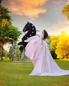 Quince Photoshoot Ideas With Horse, Quince Horse Photoshoot, Quince Pics, Quince Photoshoot Ideas, Quince Pictures, Horse Photoshoot Ideas, Quinceanera Pictures, Quinceanera Dresses Blue, Black Horses