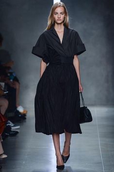 From the Bottega Veneta Spring 2014 Ready-to-Wear Collection. Good for an evening event. It'll show off her amazing waist line. Of course I'd add a gorg necklace #SherriShepherd #ItsRedsStyling Fashion Week Spring 2014, Milano Fashion Week, Modern Trend, Spring Summer 2014, Fashion Show Collection, Primavera Estate, Milan Fashion Week, Passion For Fashion, Bottega Veneta