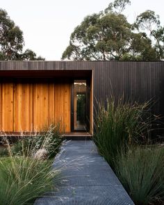 SNUG HOUSE — crump. architects | hobart tasmania Minimal Modern Home, Scandinavian Cabins, One Level Homes, Minimal Modern, House Outside Design, Timber Cladding, Shed Homes, Garden Studio, Bungalow House Design