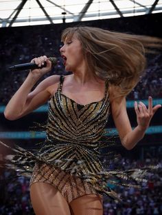 taylor swift performing at the super bowl in new orleans, fla on sunday, feb 24, 2012