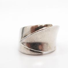 925 Sterling Silver Vintage Modernist Bypass Ring Size 7 3/4 Weight: 12.9g WELCOME TO PAWN SHOP We are an actual pawn shop and have been in business for over 25 years. Since 1990, our establishment has been serving a variety of clients by providing them with short term cash solutions and options of liquidity regarding their treasured heirlooms. Acknowledging that today′s customers are very sophisticated and are looking for a variety of investments, our acquisitions are hand-picked for our specia Vintage Silver Wide Band Ring, Vintage Sterling Silver 925 Wide Band Ring, Collectible Sterling Silver Ring With Wide Band, Vintage Silver Wide Band Ring Stamped 925, Vintage Silver Engraved Wide Band Ring, Vintage Wide Band Ring Stamped 925, Vintage Wide Band Sterling Silver Ring, Vintage Wide Band Open Ring Stamped 925, Vintage Silver Wide Band Jewelry