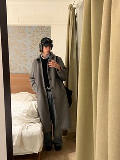 Rainy Day Outfit Men, Chance Encounters, Mens Outfits Streetwear, Trench Coat Fashion, European Fashion Winter, Mens Trench Coat, Boyfriend Outfit, Overcoat Men, Trench Coat Style