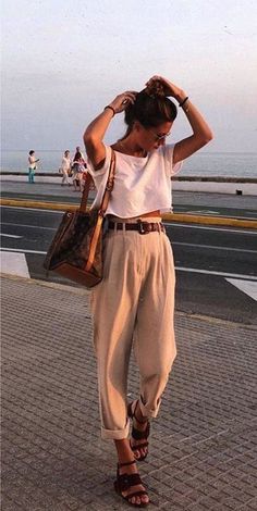 Moda Hipster Outfits Summer, Hipster Summer, Look Boho Chic, Walking Down The Street, Stil Boho, Fashion Blogger Style, Fashion Boho, Cat Eyes, Indie Outfits