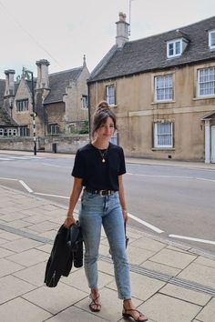 woman walking and holding a jacket Jeans Outfit Spring, Looks Jeans, Mom Jeans Outfit, Jeans Outfit Women, Mum Fashion, Jeans Outfit Casual, Outfit Jeans, T Shirt And Jeans, Tshirt Outfits