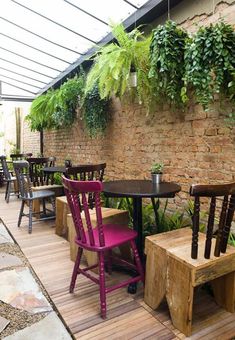 an image of a restaurant with tables and chairs on the outside patio, in spanish