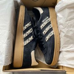 Dream Shoes Aesthetic, Spezials Adidas Outfit, Black Spezials, Spezial Adidas Shoes, Spezials Adidas, Spezial Adidas Outfit, Adidas Spezial Black, Adidas Spezials