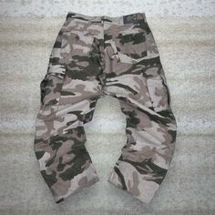 Vintage Cabelas Hunting Camo Cargo Pants Baggy Wide Leg Fit 90s Skate / Streetwear Great Condition: 9/10 Men's Size:  Waist: 34" Length (inseam): 30" Leg Opening: 8.5" Thigh Opening: 13" Front Rise: 13" Cheap Baggy Camouflage Bottoms, Cargo Pants Baggy, Cargo Hose, 90s Skate, 90s Skater, Skate Streetwear, Hunting Camo, Pants Baggy, Camo Cargo Pants