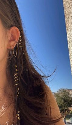 Festival Hair Jewelry, Gold Jewelry Brown Hair, Gold Hair Wrap, Braided Hairstyles Accessories, Charms In Hair Aesthetic, Beachy Hair Accessories, Hoops In Hair, Gold Hair Accessories Aesthetic, Braid Charm Hairstyles