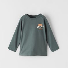 Nwt. Zara Kids Logo Raglan T-Shirt With Round Neckline, Long Sleeves, Front Print. Size 12-18. Ref. 0722/556.1020. Long Sleeve Cotton T-shirt For Playwear, Cotton Tops With Letter Print For Playwear, Graphic Print Tops For Playwear In Fall, Graphic Tee Tops With Letter Print For Playwear, Cotton T-shirt For Playwear In Fall, Crew Neck Tops For Playwear In Fall, Crew Neck Tops For Fall Playwear, Fall Playwear Crew Neck Tops, Soft-washed Cotton Tops For Playwear