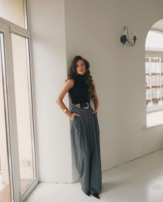 Wide Leg Grey Pants Outfit, Pantalon Ancho Outfits, Dark Feminine Outfits Summer, Grey Trousers Outfit Women, Wide Leg Trousers Outfit, Look Working Girl, Elegantes Outfit Damen, 2024 Ideas, Trouser Outfit