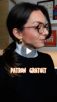 a woman wearing glasses with the caption patron gratuit