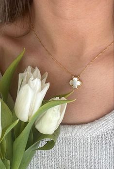 Van Cleef Flower Necklace, White Van Cleef Necklace, White Van Cleef, Vancleefarpels Necklace, Van Cleef Necklace, Money Necklace, Jewelry 2024, Lux Fashion, Popular Aesthetic