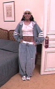 R&b Fashion 90s, Baggy 90s Outfit Aaliyah, 90s R&b Fashion Women, Aaliyah Most Iconic Looks, Chica Dark, 90’s Video Vixen Outfits