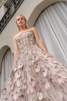 Reem Acra Resort 2024 Fashion Show Collection: See the complete Reem Acra Resort 2024 collection. Resort 2024 Collection, Pink Glamour, Resort 2024, Neon Outfits, Reem Acra, Fashion Gowns, Tulle Ball Gown, Next Clothes, Fashion 2024